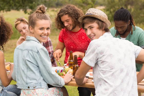 Amici felici al parco a pranzo — Foto Stock