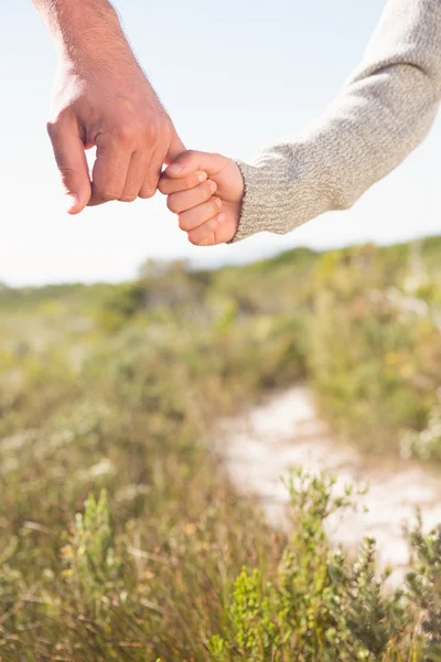 Padre e figlio in campagna — Foto Stock