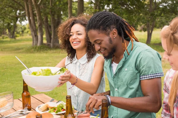 Des amis heureux dans le parc déjeunent — Photo