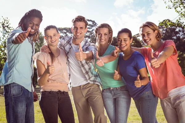 Glückliche Freunde im Park — Stockfoto