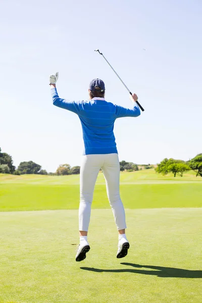 Vrouwelijke golfspeler springen en juichen — Stockfoto