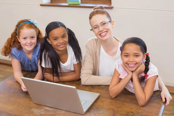Tanár és diákok látszó-on laptop — Stock Fotó