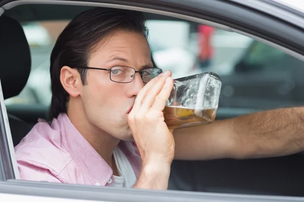 Man dricker alkohol under bilkörning — Stockfoto