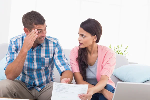 Couple stressé discuter sur les finances de la maison — Photo