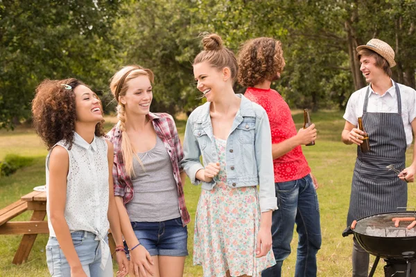 Happy friends in the park having barbecue — Stock Photo, Image