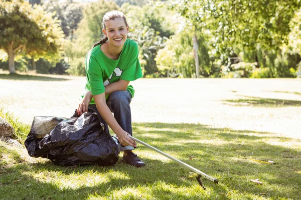 Environmental activist picking up trash — Stock Photo, Image