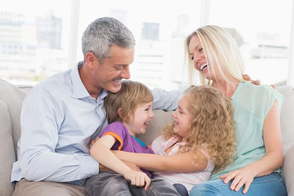 Ouders kinderen knuffelen thuis kijken — Stockfoto