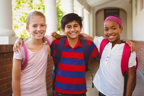 Les écoliers dans le couloir scolaire — Photo