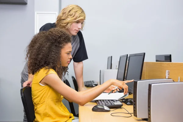 Estudiantes trabajando en informática en el aula — Foto de Stock