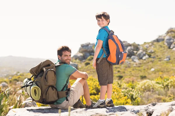 Padre e hijo caminando por las montañas —  Fotos de Stock