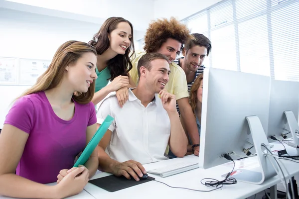Estudantes sorridentes em aula de informática — Fotografia de Stock