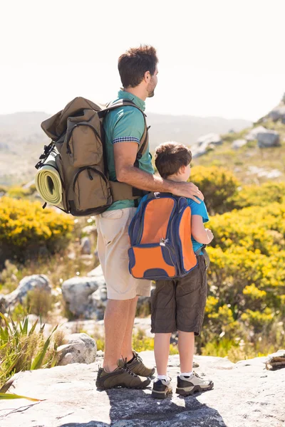 父と息子の山をハイキング — ストック写真
