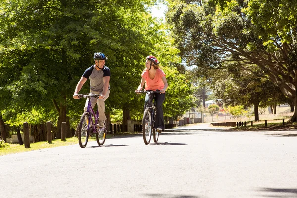 Lyckliga paret på en cykeltur — Stockfoto