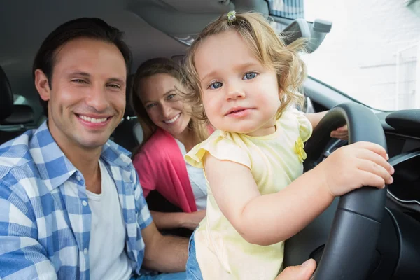 Eltern und Baby auf Autofahrt — Stockfoto