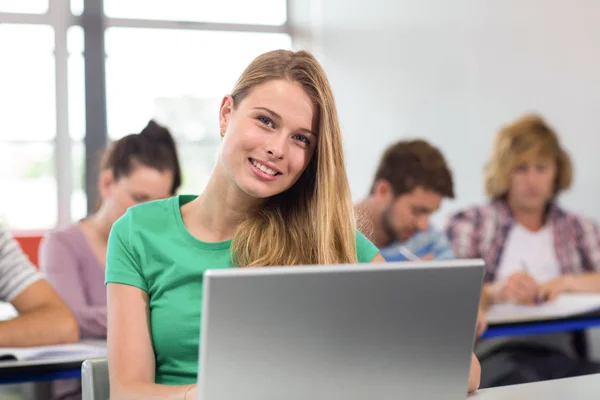 Studentka použití přenosného počítače v učebně — Stock fotografie