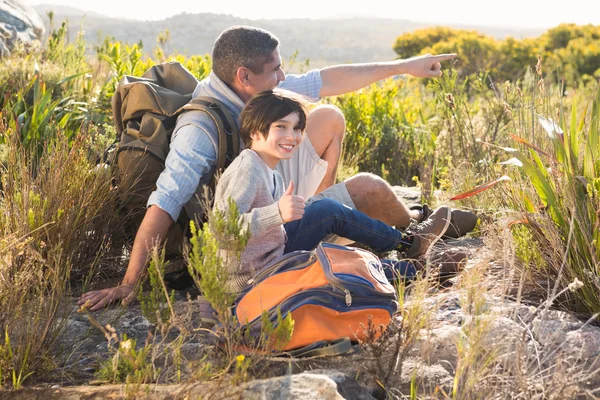 Padre e hijo haciendo senderismo en las montañas — Foto de Stock