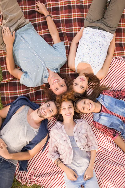 Happy vrienden in het park met picknick — Stockfoto