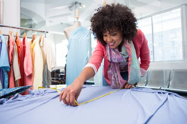 Vrouwelijke modeontwerper aan het werk — Stockfoto