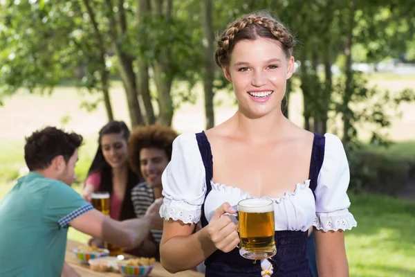 Hübsches Oktoberfest-Mädchen lächelt in die Kamera — Stockfoto