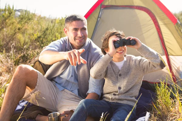 Pai e filho ao lado da tenda — Fotografia de Stock