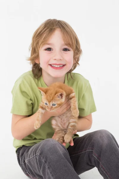 Gelukkig schattige jongen bedrijf kitten — Stockfoto