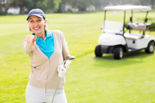 Femmina golfista sorridente alla fotocamera — Foto Stock