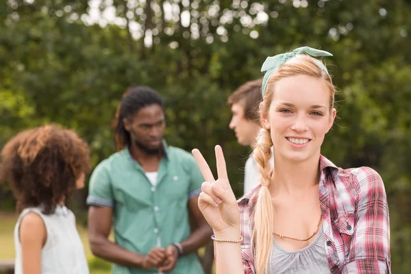 Amigos felices en el parque — Foto de Stock