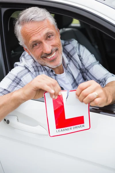 Motorista sorrindo e rasgando l placa — Fotografia de Stock