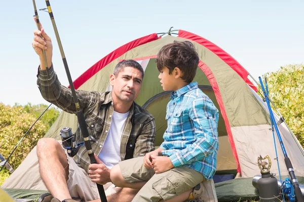 Padre e figlio vicino alla loro tenda — Foto Stock