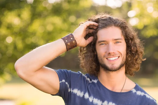 Schöner Hipster im Park — Stockfoto