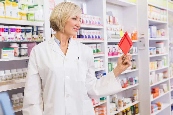 Smiling pharmacist holding envelope — Stock Photo, Image