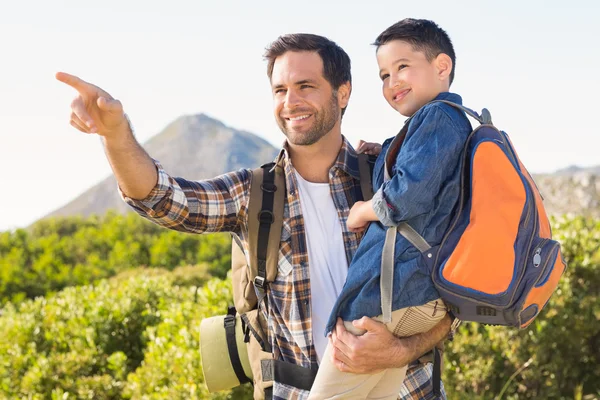 Far och son på en vandring tillsammans — Stockfoto