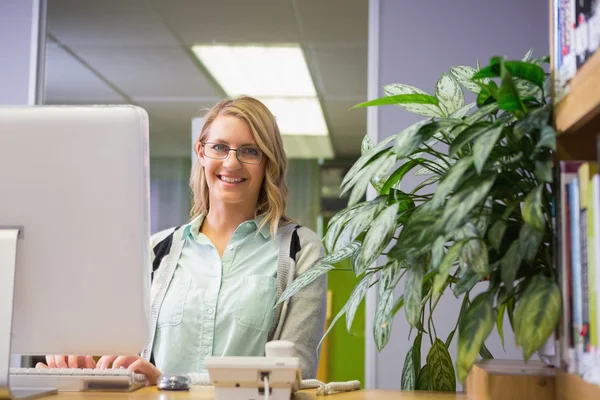 Hübsche Bibliothekarin lächelt in die Kamera — Stockfoto