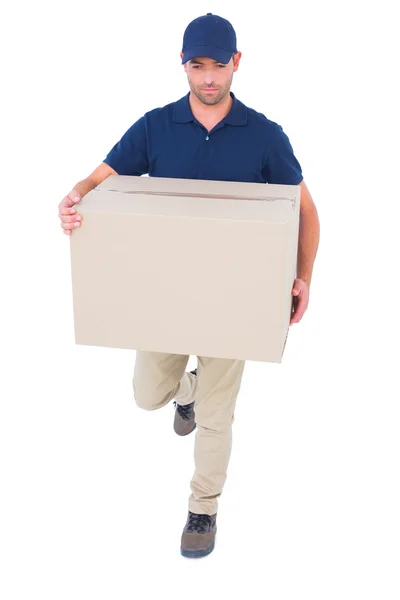Entrega homem com caixa de papelão correndo — Fotografia de Stock