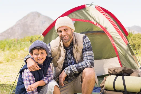 Pai e filho junto à tenda — Fotografia de Stock