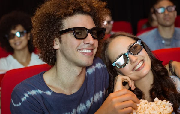 Jeune couple regardant un film 3d — Photo
