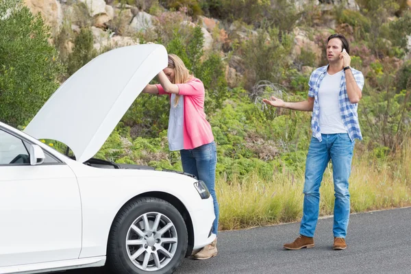 Pareja después de una avería del coche —  Fotos de Stock