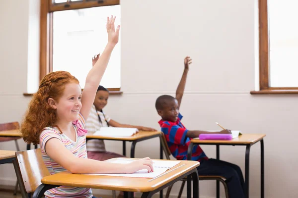 Elever att höja sina händer under klass — Stockfoto