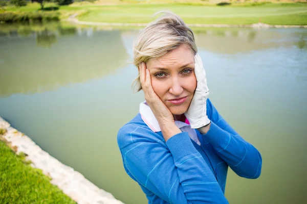 Martwi się golfista kobieta szuka piłeczki do golfa — Zdjęcie stockowe