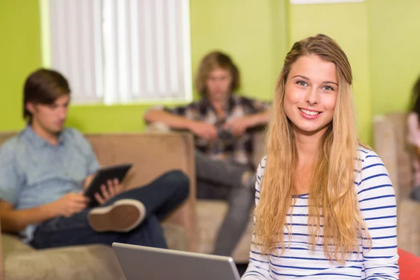 Casual jonge vrouw laptop gebruiken in office — Stockfoto