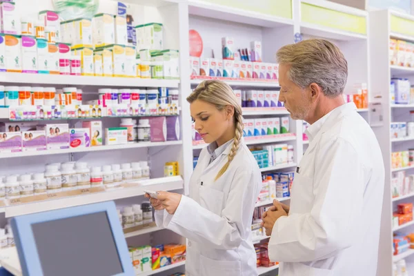 Farmacêutico mostrando medicação para seu estagiário — Fotografia de Stock