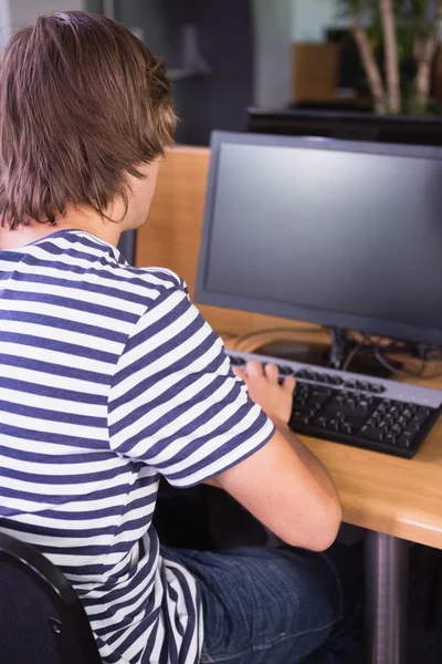Student using computer in classroom — Stock Photo, Image