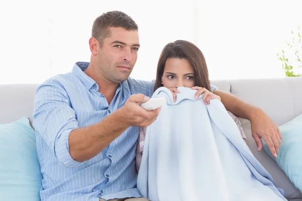Paret tittar på skräckfilm på soffa — Stockfoto