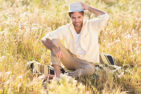 Lycklig man ler mot kameran — Stockfoto