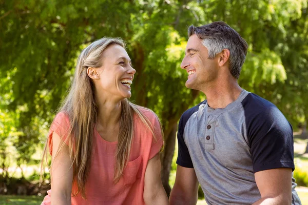 Pareja feliz en el parque — Foto de Stock