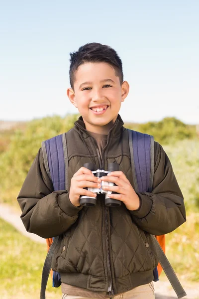 Menino caminhando nas montanhas — Fotografia de Stock