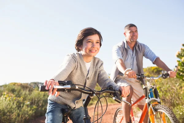 Vader en zoon op een fietstocht — Stockfoto