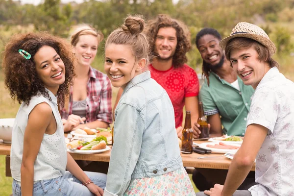 Des amis heureux dans le parc déjeunent — Photo