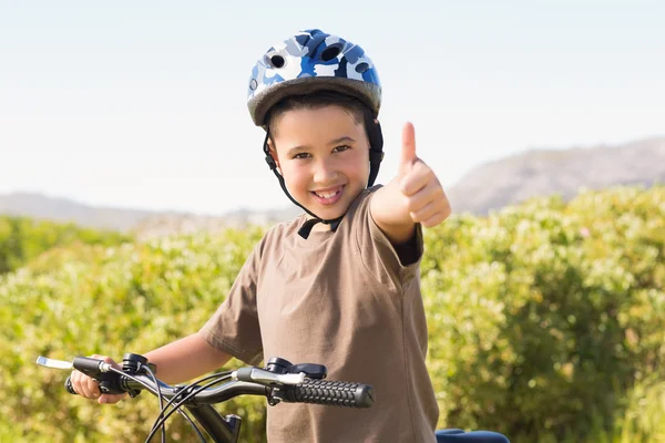 Маленький мальчик на велосипеде — стоковое фото