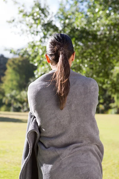 Mooie vrouw gewikkeld in deken — Stockfoto